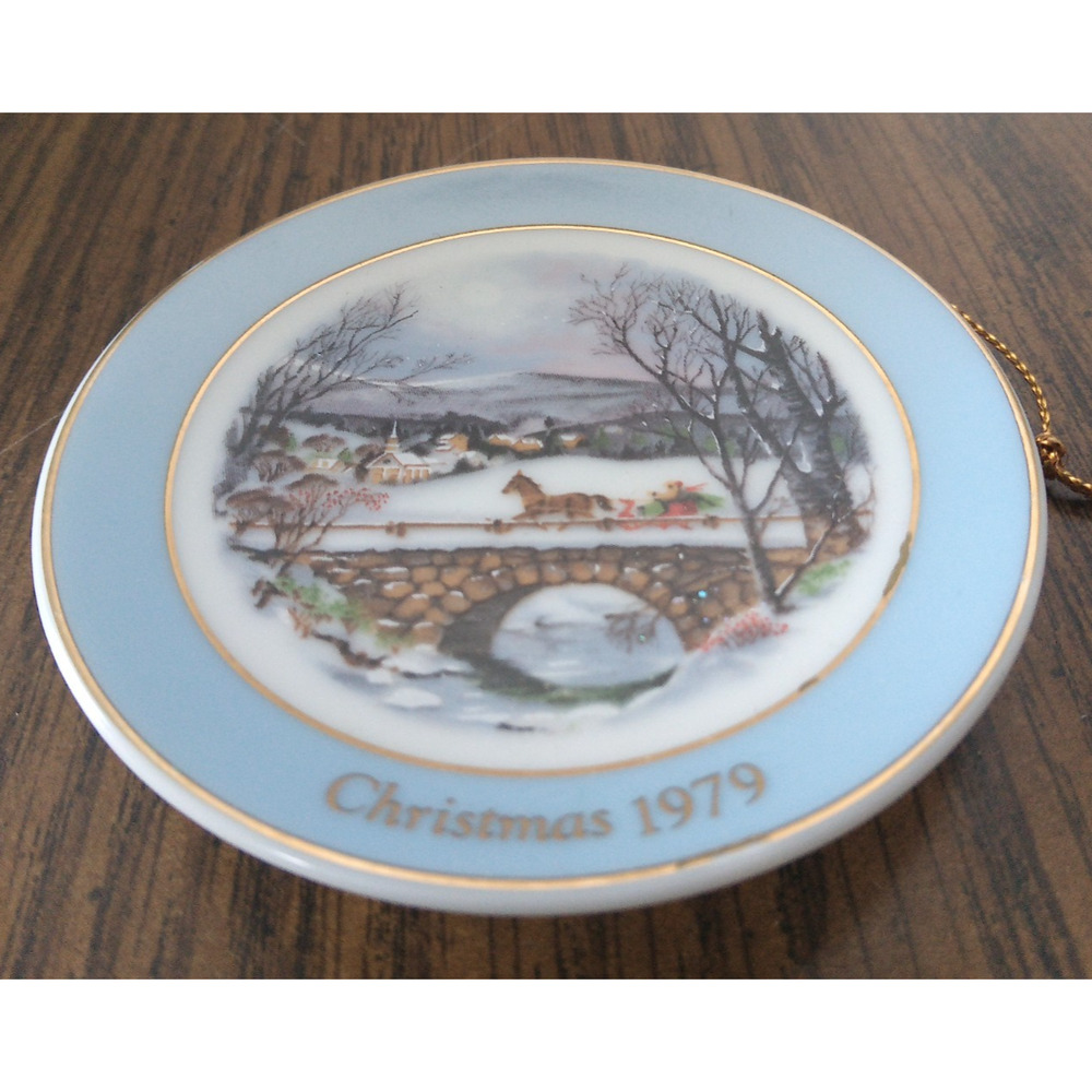 Avon 1989 Dashing Thorugh The Snow 1979 Plate Ornament